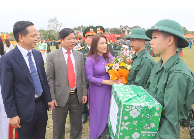 Lãnh đạo tỉnh Quảng Trị và huyện Triệu Phong tặng hoa động viên anh em song sinh tại lễ giao nhận quân. Anh em song sinh ở Quảng Trị cùng lên đường nhập ngũ
