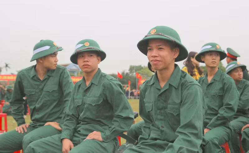 Đặc biệt, anh em sinh đôi Nguyễn Giang Thanh và Nguyễn Thanh Minh (SN 2005, ở xã Triệu Trạch, huyện Triệu Phong) đã cùng viết đơn tình nguyện nhập ngũ. Anh em song sinh ở Quảng Trị cùng lên đường nhập ngũ