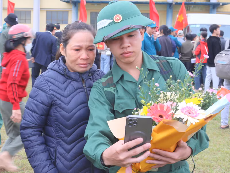 Tân binh Nguyễn Thanh Minh chụp ảnh với mẹ trước khi lên đường. Anh em song sinh ở Quảng Trị cùng lên đường nhập ngũ