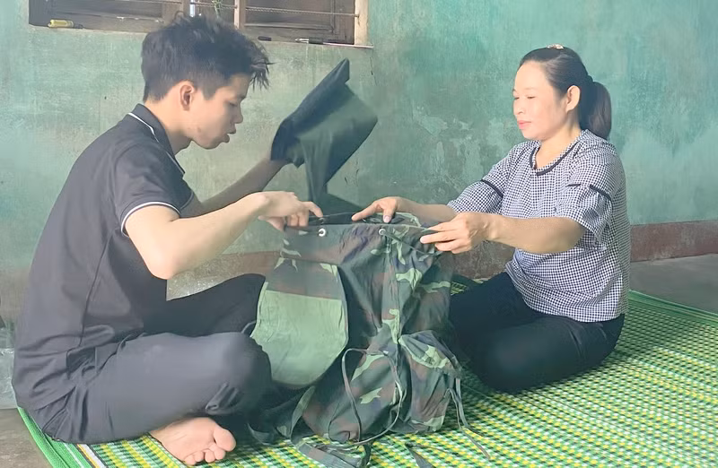 Khi đang làm công nhân ở phía Nam, 2 anh em trở về và viết đơn tình nguyện nhập ngũ. Anh em song sinh ở Quảng Trị cùng lên đường nhập ngũ