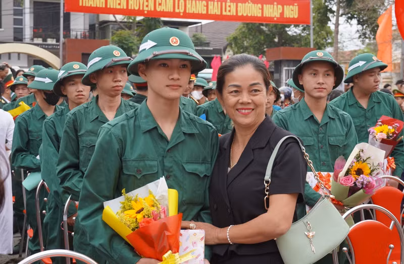 Tân binh huyện Cam Lộ chụp ảnh lưu niệm cùng mẹ. Anh em song sinh ở Quảng Trị cùng lên đường nhập ngũ