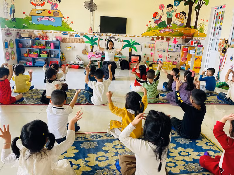 Nhờ làm tốt công tác truyền thông, phối hợp giữa nhà trường với chính quyền, các Đồn Biên phòng tổ chức tuyên truyền trước Tết nên nhận thức của phụ huynh và học sinh được nâng cao, ý thức học tập của các em được nâng lên rõ rệt. Trở lại trường sau Tết, học sinh miền núi Quảng Trị được thầy cô 'mừng tuổi'