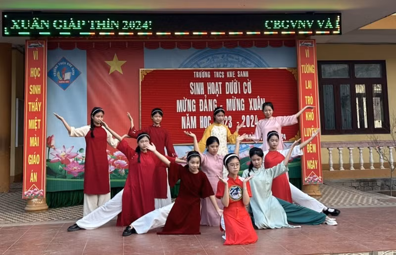 Cùng với đó, một số trường tổ chức các trò chơi dân gian, ca múa hát tập thể, thể dục thể thao giữa giờ, sinh hoạt dưới cờ… Trở lại trường sau Tết, học sinh miền núi Quảng Trị được thầy cô 'mừng tuổi'