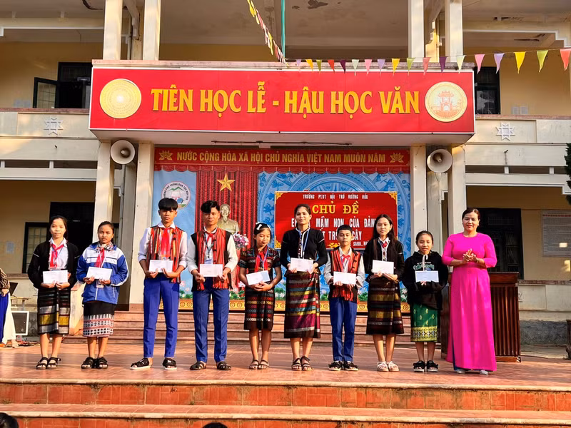 Bên cạnh đó, các nhà trường luôn chủ động, triển khai nhiều hoạt động sau Tết có ý nghĩa thiết thực như tặng học bổng cho học sinh khó khăn. Trở lại trường sau Tết, học sinh miền núi Quảng Trị được thầy cô 'mừng tuổi'