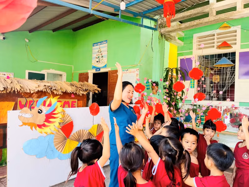 Bà Nguyễn Thị Thanh Nga, Trưởng Phòng GD&ĐT huyện Hướng Hóa cho biết, đến hôm nay, hoạt động dạy học tại các trường đã ổn định. Trở lại trường sau Tết, học sinh miền núi Quảng Trị được thầy cô 'mừng tuổi'