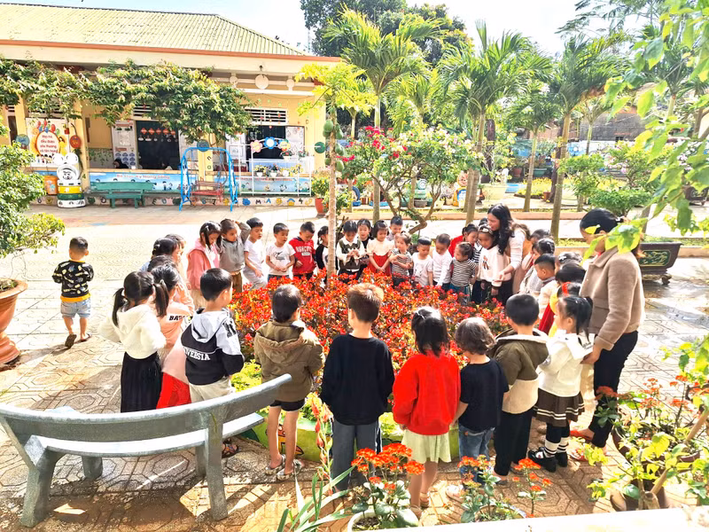 Một số trường tổ chức các hoạt động trải nghiệm, trồng cây, chăm hoa đầu Xuân. Trở lại trường sau Tết, học sinh miền núi Quảng Trị được thầy cô 'mừng tuổi'