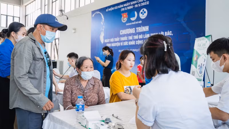 Gia đình của công nhân được quan tâm, thăm khám tại chương trình. Ngày hội đồng hành cùng thanh niên công nhân