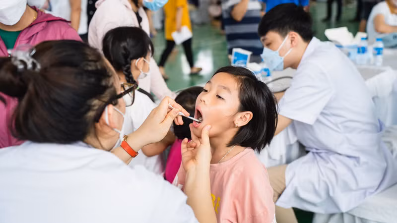 Khám bệnh, chăm sóc sức khỏe cho con công nhân. Ngày hội đồng hành cùng thanh niên công nhân