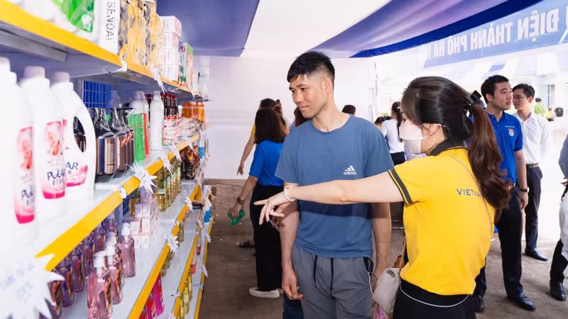 Công nhân chọn lựa, mua hàng bình ổn giá tại ngày hội. Ngày hội đồng hành cùng thanh niên công nhân