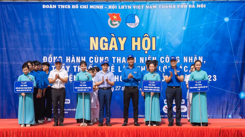 Ban tổ chức ra mắt 4 đội hình tình nguyện y tế tại Ngày hội. Ngày hội đồng hành cùng thanh niên công nhân