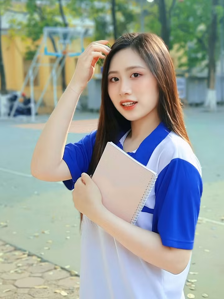 Hương Ly gây ấn tượng bởi thành tích học xuất sắc. Không những đạt loại Giỏi cả 2 văn bằng mà còn giành nhiều học bổng qua các kỳ học. Nhan sắc nữ MC trẻ nhất Đài PTTH Hà Nội
