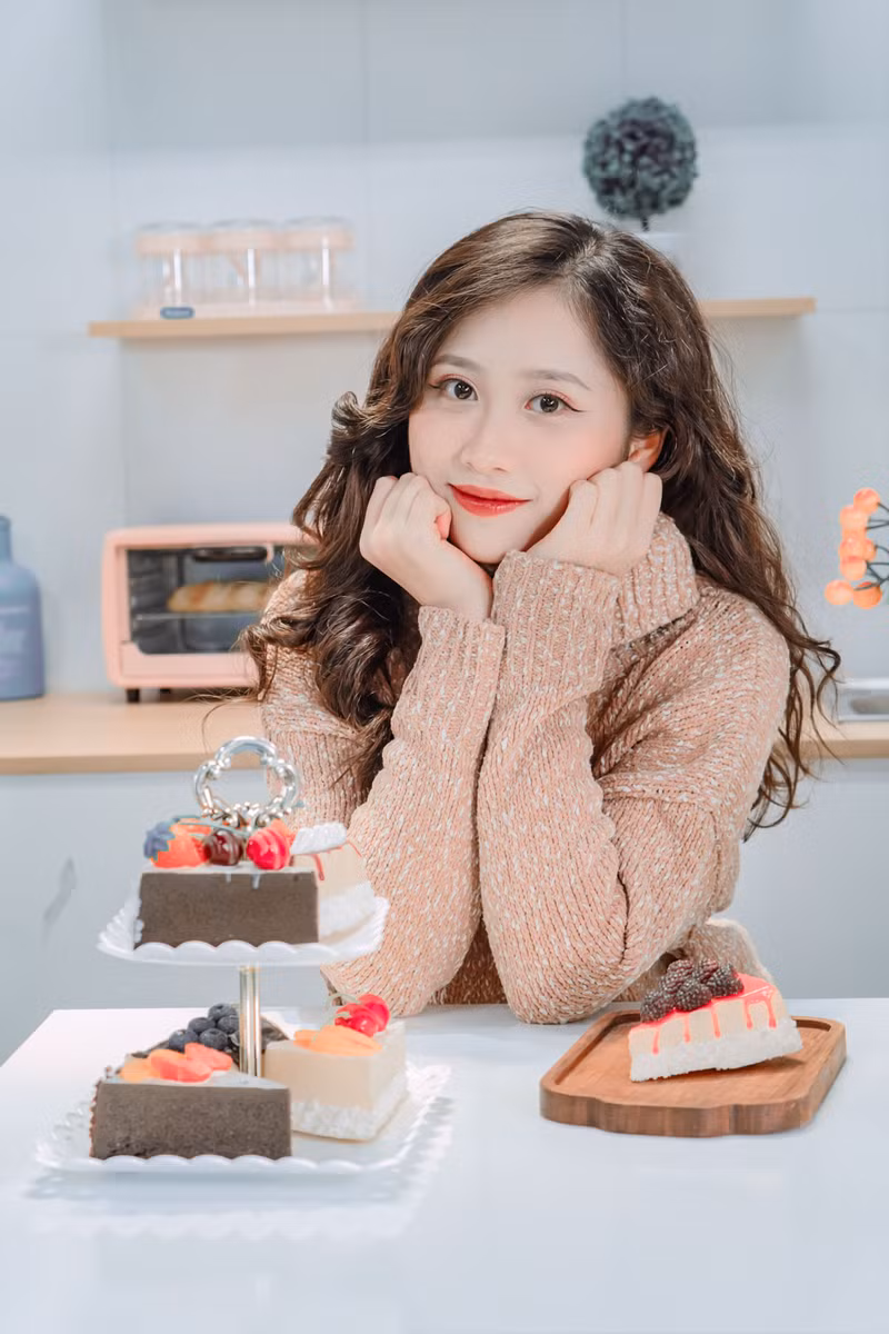 Hương Ly sinh năm 2002, quê ở Hà Nội, hiện đang theo học song song hai ngành: Tôn giáo học và Báo chí tại trường Đại học KHXH&NV, Đại học Quốc gia Hà Nội. Nhan sắc nữ MC trẻ nhất Đài PTTH Hà Nội