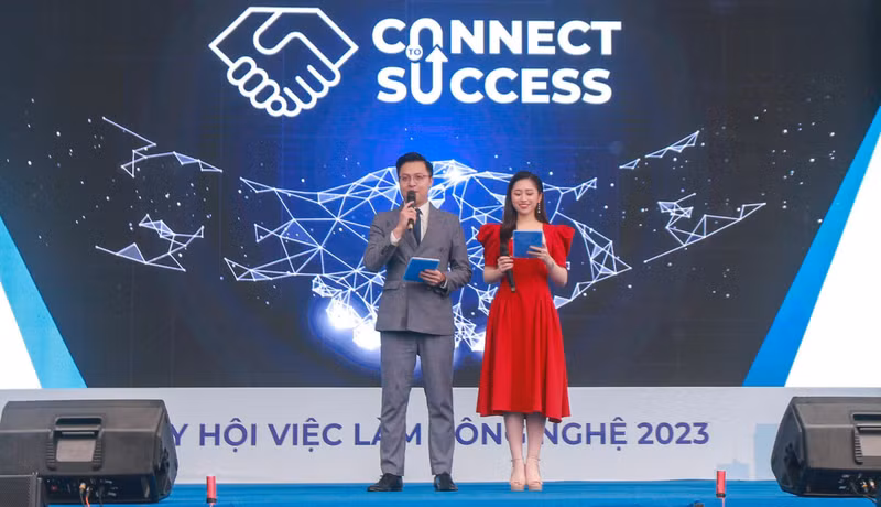 Hương Ly cũng đã được thử sức với vai trò là MC trong một chương trình trước khi trở thành MC của Đài PTTH Hà Nội. Nhan sắc nữ MC trẻ nhất Đài PTTH Hà Nội