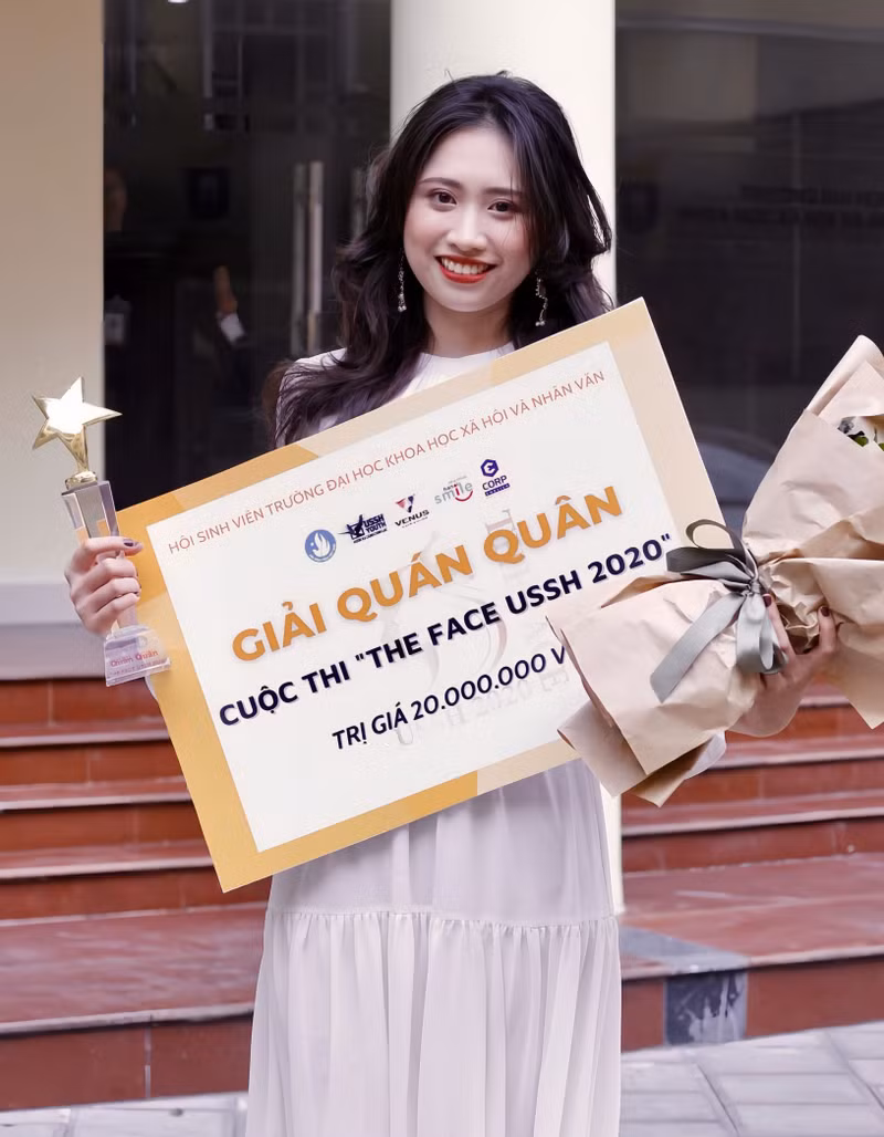 Hương Ly xuất sắc đạt ngôi quán quân The Face USSH 2020 khi chỉ mới là sinh viên năm thứ nhất. Nhan sắc nữ MC trẻ nhất Đài PTTH Hà Nội