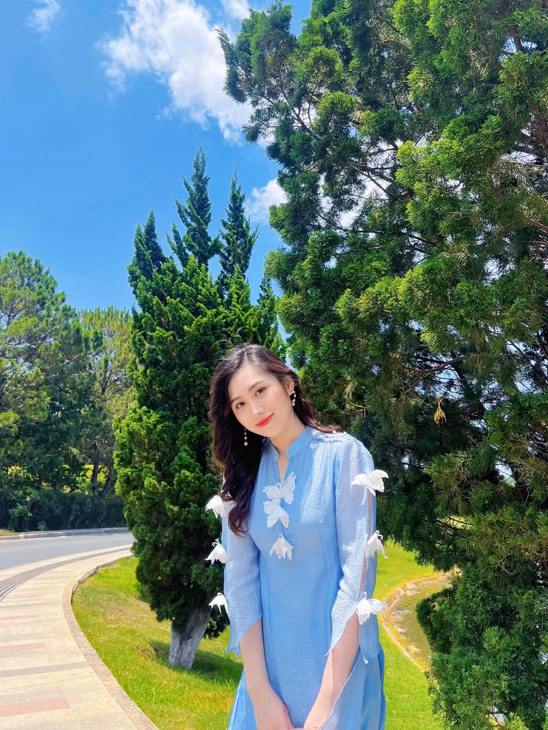 “Trước đây mình đi nhiều lắm, mà chẳng ghi lại gì, “đánh rơi” không ít kỷ niệm. Sau này có cơ hội, mình nhất định sẽ ghi lại những điều ấn tượng về địa điểm đó.” Hương Ly chia sẻ. Nhan sắc nữ MC trẻ nhất Đài PTTH Hà Nội