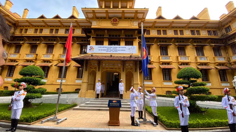 ASEAN mở đường cho một Đông Nam Á hòa bình, ổn định, hợp tác và phát triển. Lễ thượng cờ kỷ niệm 56 năm thành lập ASEAN