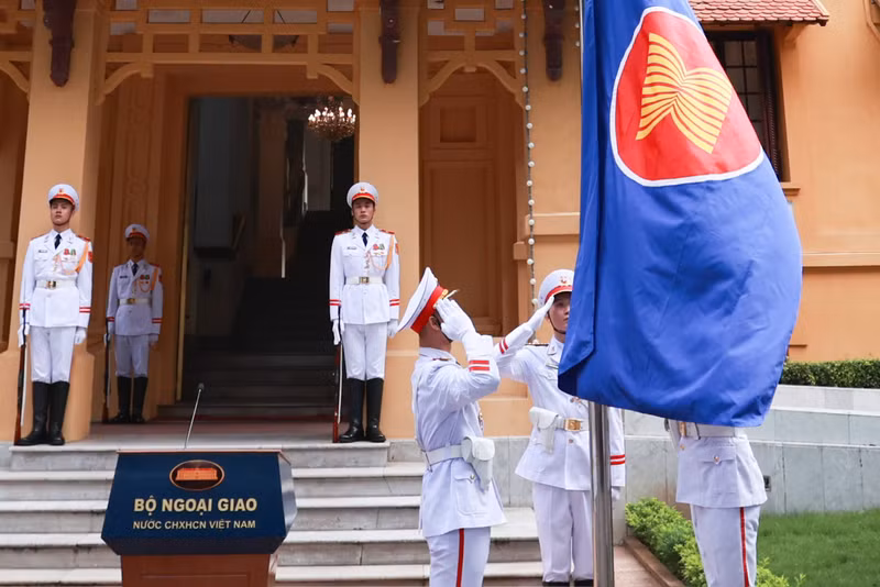 Lễ thượng cờ ASEAN vào dịp kỷ niệm ngày thành lập ASEAN - 8/8 hằng năm, là thông lệ đáng tự hào của tất cả các nước thành viên. Lễ thượng cờ kỷ niệm 56 năm thành lập ASEAN