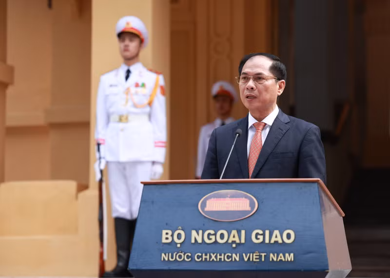 Bộ trưởng Bộ Ngoại giao Bùi Thanh Sơn khẳng định, vị thế và hình ảnh của ASEAN ngày càng được nâng cao, vai trò và tiếng nói ngày càng được coi trọng ở tầm khu vực và quốc tế. Lễ thượng cờ kỷ niệm 56 năm thành lập ASEAN