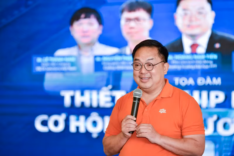 Ông Hoàng Nam Tiến, Phó chủ tịch Hội đồng trường Đại học FPT chia sẻ tại sự kiện. Thiết kế chip bán dẫn - Cơ hội mới hấp dẫn cho sinh viên