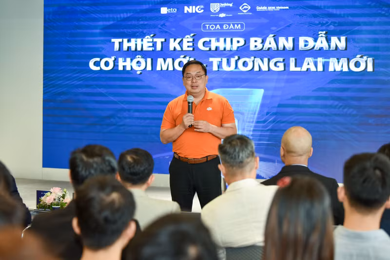 Trước cơ hội này cũng như những xu thế phát triển mới của thời đại, Việt Nam đã bắt đầu thực hiện Chiến lược Quốc gia về phát triển ngành công nghiệp bán dẫn. Thiết kế chip bán dẫn - Cơ hội mới hấp dẫn cho sinh viên