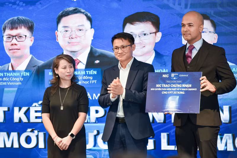 Trong sự kiện ông Võ Xuân Hoài đã đại diện cho NIC trao chứng nhận bản quyền phần mềm thiết kế vi mạch Cadence cho FPT Jetking. Thiết kế chip bán dẫn - Cơ hội mới hấp dẫn cho sinh viên