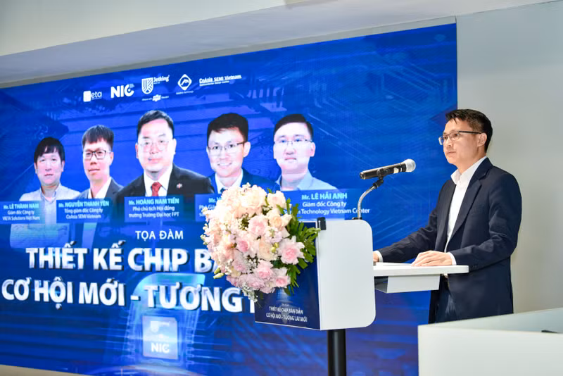 “Tôi tin rằng với những cơ hội mới này, các bạn trẻ sẽ có nhiều cơ hội phát triển không chỉ cho Việt Nam mà còn cho cả thế giới trẻ hiện nay”, ông Võ Xuân Hoài nói. Thiết kế chip bán dẫn - Cơ hội mới hấp dẫn cho sinh viên