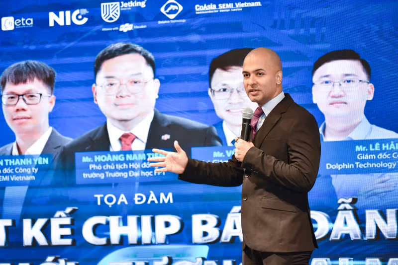Ông Harsh Bharwani, CEO and Director of Jetking Infotrain Limited – Học viện CNTT hàng đầu tại Ấn Độ phát biểu tại tọa đàm. Thiết kế chip bán dẫn - Cơ hội mới hấp dẫn cho sinh viên
