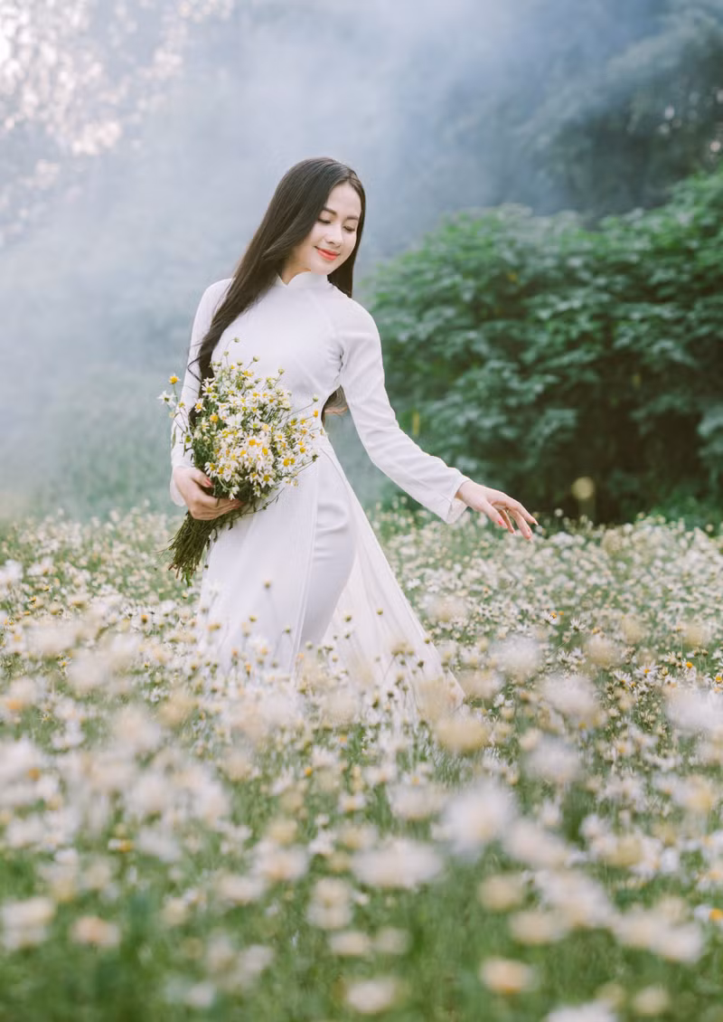 Tà áo trắng vẫn là lựa chọn ưa thích của các bạn nữ khi chụp ảnh với loài hoa trắng tinh khôi này. Cúc họa mi bất ngờ nở rộ trước 1 tháng, giới trẻ kéo nhau đến 'check-in'