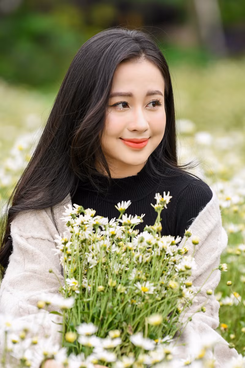 Địa điểm này thường rất đông khách vào dịp cuối tuần, tuy nhiên với một diện tích khá rộng nên các bạn trẻ vẫn có nhiều không gian để thỏa sức tạo dáng chụp ảnh. Cúc họa mi bất ngờ nở rộ trước 1 tháng, giới trẻ kéo nhau đến 'check-in'