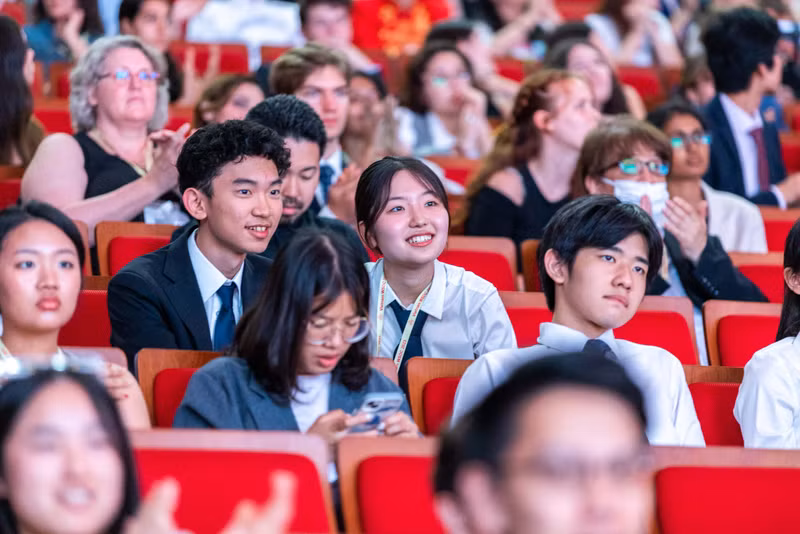 Sau hành trình 7 ngày với những trận đấu nảy lửa giữa những thí sinh cân sức cân tài, WSDC Việt Nam 2023 đã diễn ra lễ bế mạc và trận chung kết. Mỹ vô địch cuộc thi tranh biện WSDC 2023 tổ chức tại Việt Nam