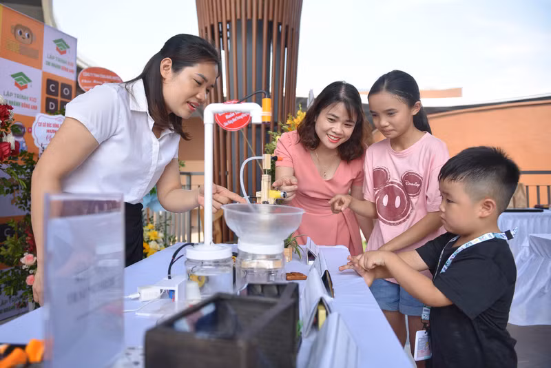 Trải nghiệm các mô hình STEM sáng tạo: Hệ thống tưới cây tự động, rạp chiếu phim 3D, Mô hình xe cứu hỏa mini, Hệ thống rửa tay tự động… Trải nghiệm mùa hè công nghệ