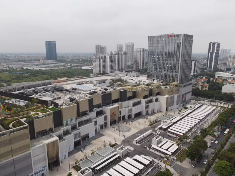 LOTTE MALL West Lake Hanoi nằm tại địa chỉ 272 Võ Chí Công (quận Tây Hồ) thuộc tuyến đường vành đai 2, ngay cửa ngõ Thủ đô, cho phép người dân di chuyển dễ dàng đến các khu vực lân cận. Tổ hợp thương mại lớn nhất của Lotte ở Việt Nam chính thức hoạt động