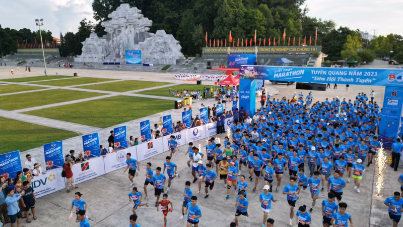 Giải Marathon Tuyên Quang đặc biệt hơn khi được tổ chức vào dịp Thành Tuyên đang vào lễ hội Trung Thu. Hơn 500 vận động viên tham gia giải chạy Marathon Tuyên Quang 2023