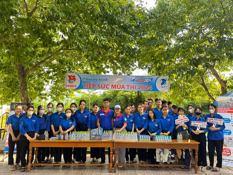Tại trường THPT Đakrông (thuộc huyện miền núi Đakrông, Quảng Trị), lực lượng tình nguyện sẵn sàng hỗ trợ thí sinh Pa Kô, Vân Kiều dự thi. Ấm lòng suất ăn trưa, hộp sữa giúp thí sinh Pa Kô, Vân Kiều yên tâm dự thi