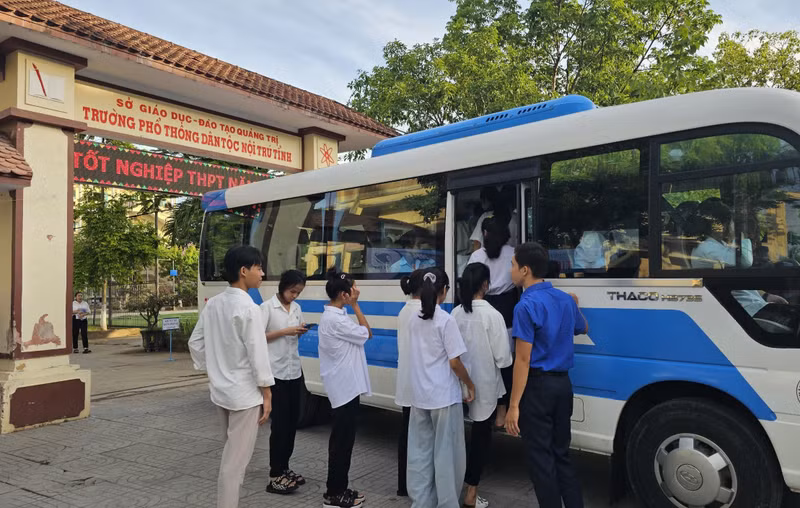 Trường Phổ thông Dân tộc nội trú tỉnh Quảng Trị là nơi học tập của học sinh con em đồng bào Vân Kiều, Pa Kô. Trong 2 ngày diễn ra kỳ thi, nhà trường đã hỗ trợ xe đưa đón các thí sinh đến điểm thi. Ấm lòng suất ăn trưa, hộp sữa giúp thí sinh Pa Kô, Vân Kiều yên tâm dự thi