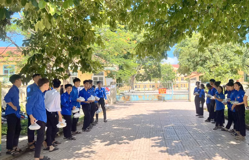 Thanh niên tình nguyện xếp 2 hàng để động viên thí sinh và phát suất ăn miễn phí. Ấm lòng suất ăn trưa, hộp sữa giúp thí sinh Pa Kô, Vân Kiều yên tâm dự thi