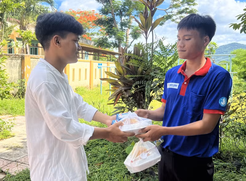 Những suất ăn trưa ấm lòng sĩ tử mùa thi. Ấm lòng suất ăn trưa, hộp sữa giúp thí sinh Pa Kô, Vân Kiều yên tâm dự thi