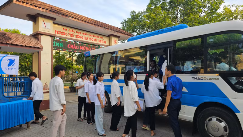 Thầy giáo Nguyễn Thế Long, Hiệu trưởng nhà trường cho biết, để đảm bảo an toàn, Trường Phổ thông Dân tộc nội trú tỉnh đã bố trí xe đưa đón 50 thí sinh tham gia thi tại các điểm trường khác trong 2 ngày thi. Ấm lòng suất ăn trưa, hộp sữa giúp thí sinh Pa Kô, Vân Kiều yên tâm dự thi