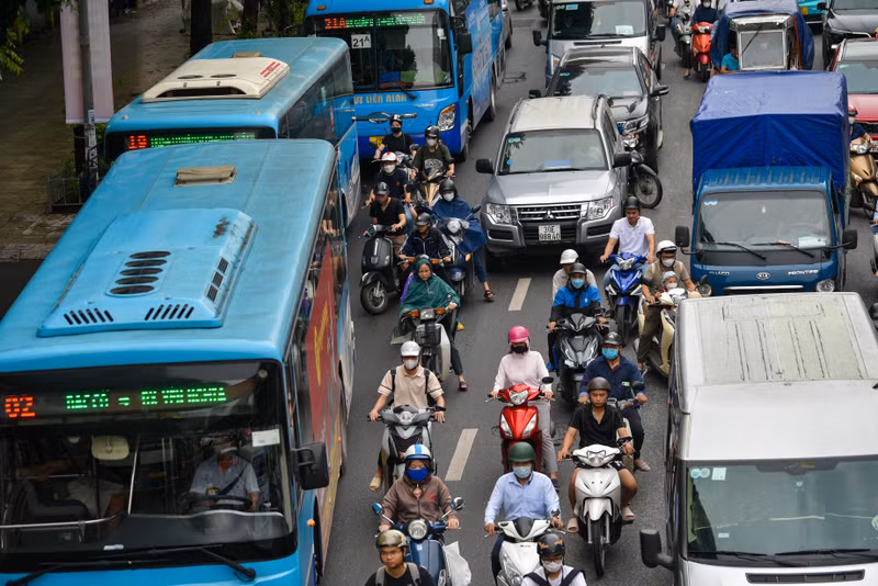 Đến khoảng hơn 9h mật độ giao thông mới được "thả lỏng". Nhiều tuyến phố ở Hà Nội ùn tắc ngày đầu tuần