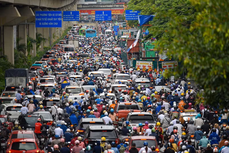 Sáng 28/8, nhiều điểm vẫn còn mưa nhỏ, nhiều tuyến phố hướng về trung tâm Hà Nội xảy ra tình trạng ùn tắc. Nhiều tuyến phố ở Hà Nội ùn tắc ngày đầu tuần
