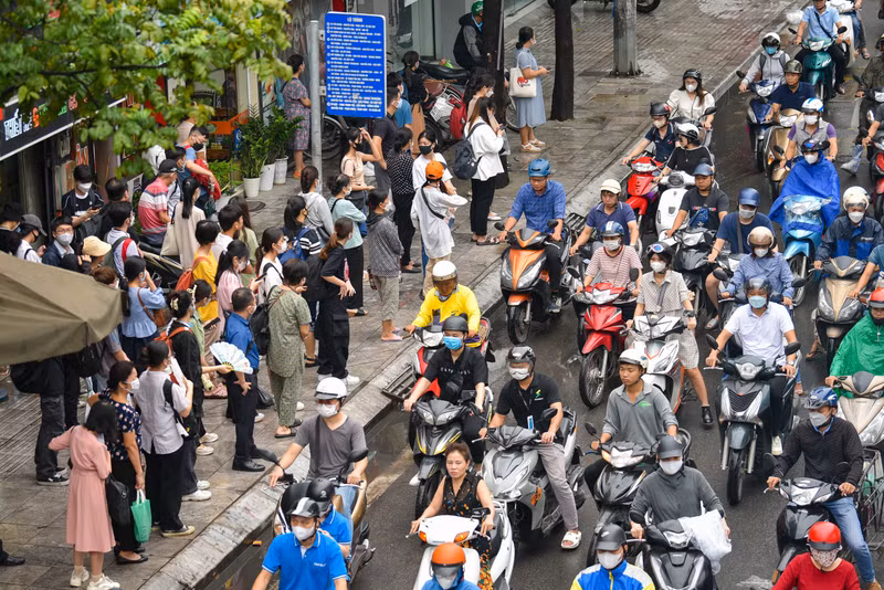 Người dân phải đợi xe buýt rất lâu. Nhiều tuyến phố ở Hà Nội ùn tắc ngày đầu tuần