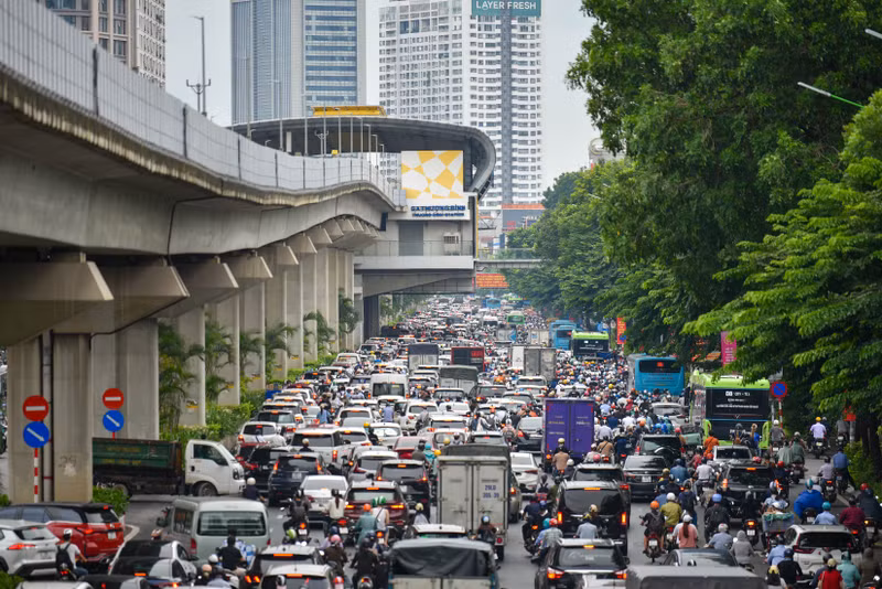 Tại đường Nguyễn Trãi - Ngã Tư Sở lượng xe đông. Nhiều tuyến phố ở Hà Nội ùn tắc ngày đầu tuần
