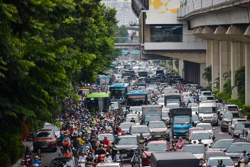 Trên trục đường có một số trường học nên giờ cao điểm thường xuyên xảy ra ùn tắc. Nhiều tuyến phố ở Hà Nội ùn tắc ngày đầu tuần