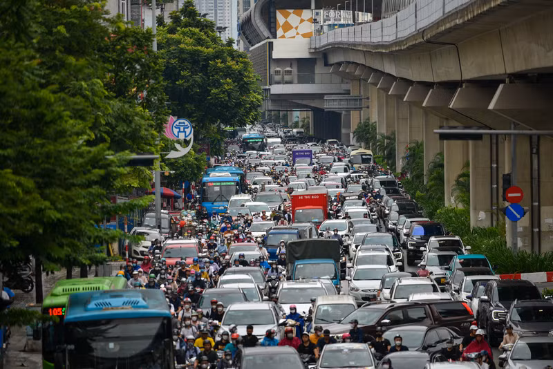 Ùn tắc kéo dài trên tuyến đường Trần Phú (Hà Đông). Nhiều tuyến phố ở Hà Nội ùn tắc ngày đầu tuần