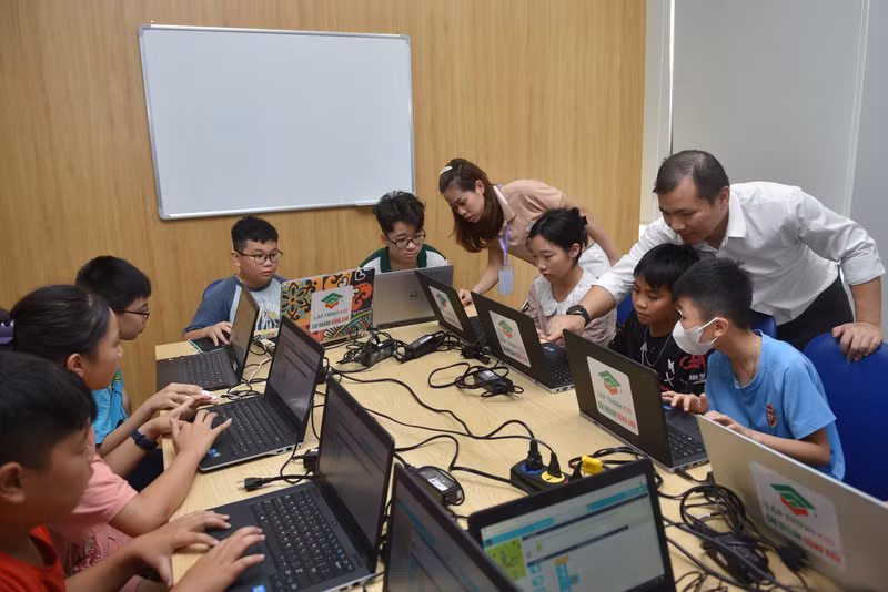 Các lớp học thử về Lập trình: Code.Org, Code.Monkey, Lập trình Scratch Trải nghiệm mùa hè công nghệ