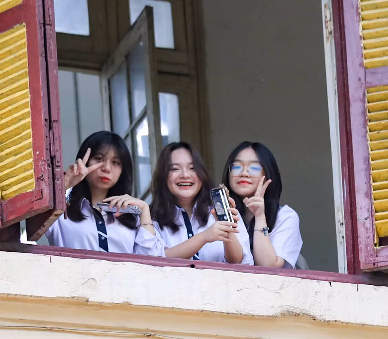 Rất nhiều cảm xúc khi được gặp lại bạn bè sau khoảng thời gian dài nghỉ hè. Học sinh THPT Hà Nội hân hoan tựu trường