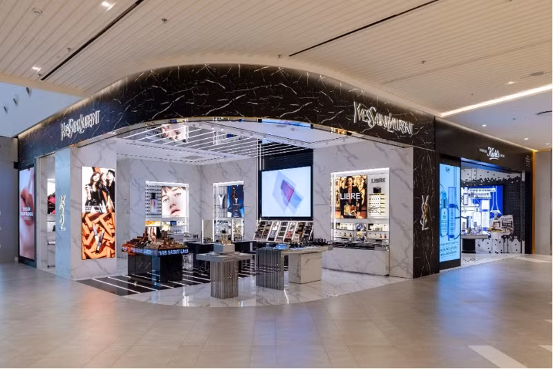 Cũng trong sáng nay, nhiều thương hiệu thời trang, mỹ phẩm nổi tiếng toàn cầu tại Lotte Mall Tây Hồ bao gồm Marks&Spencer, Uniqlo, Zara… cũng chính thức mở cửa đón khách. Tổ hợp thương mại lớn nhất của Lotte ở Việt Nam chính thức hoạt động