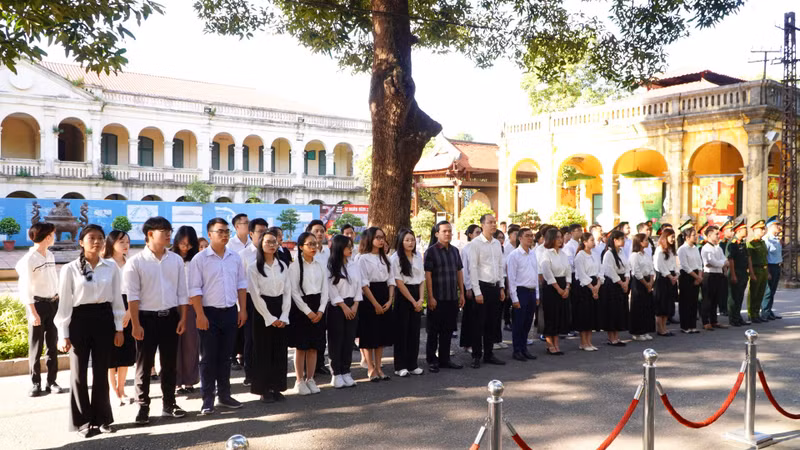 Thủ khoa xuất sắc của TP Hà Nội dâng hương báo công tại Hoàng thành Thăng Long