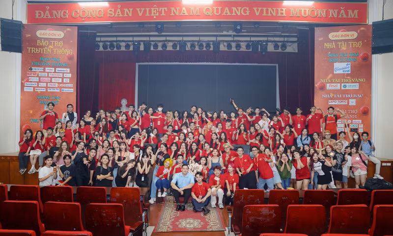 Sôi động đêm nhạc chào tân sinh viên trường Báo