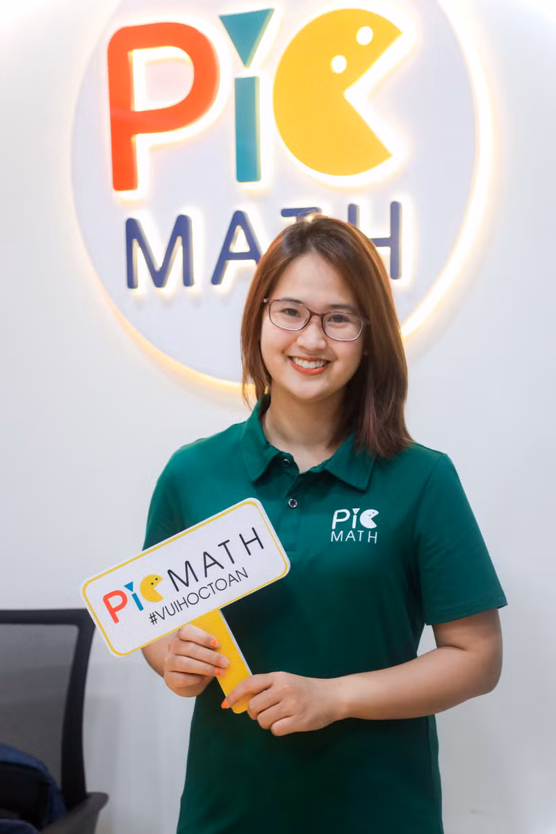 Chị Trần Mộng Dung, Giám đốc Trung tâm Toán PieMath, thành viên CLB Sách tái sinh cho biết, ngày hội đổi sách nhận được sự quan tâm, hưởng ứng của đông đảo người dân. Học sinh Hà Nội hào hứng trong ‘Ngày hội đổi sách’